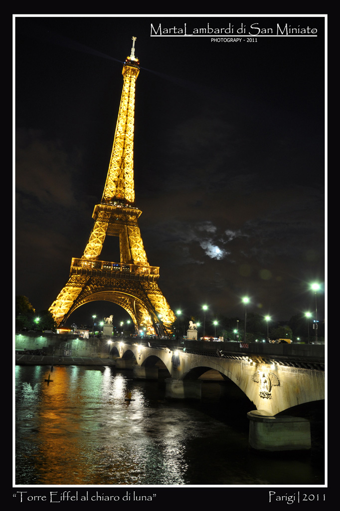 Torre eiffel al chiaro di luna