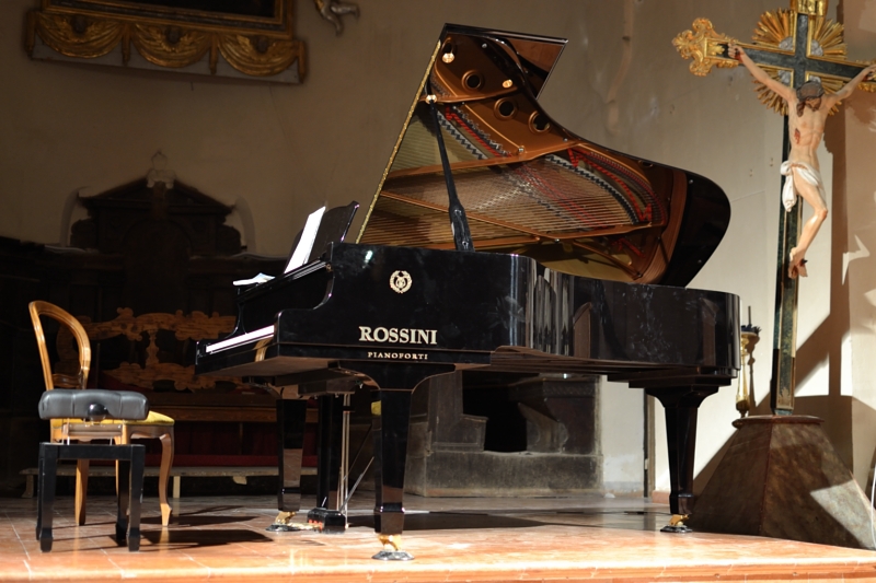 Pianoforte concerto in interno chiesa