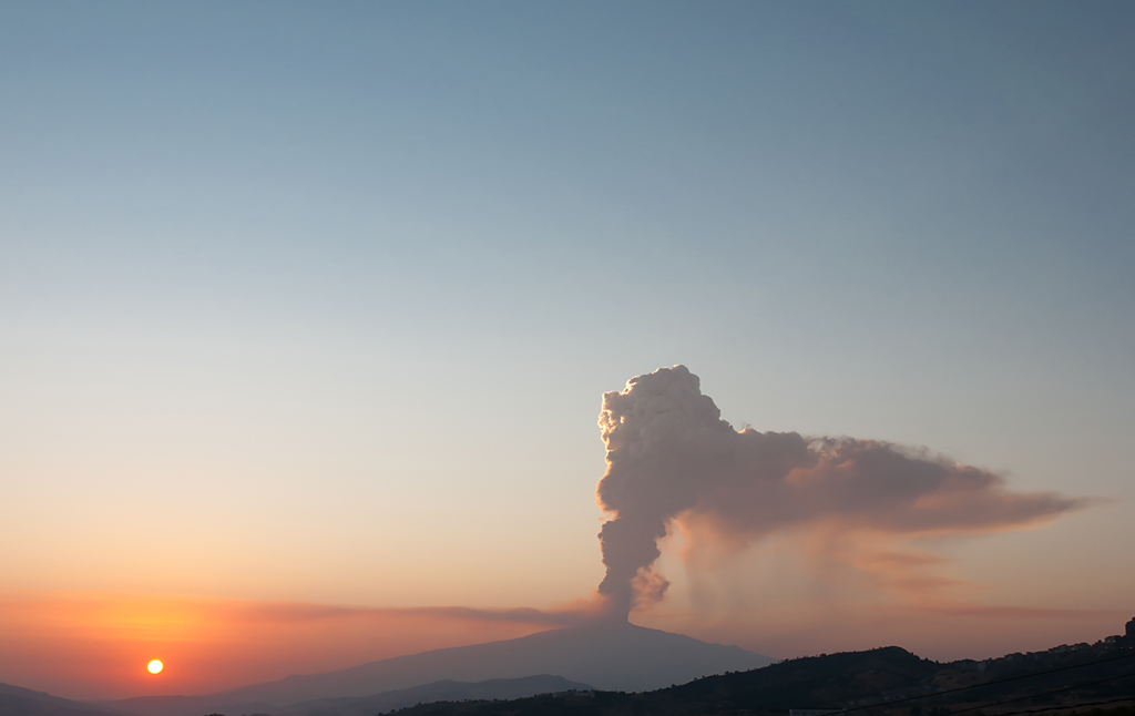 Eruzione Etna all'alba
