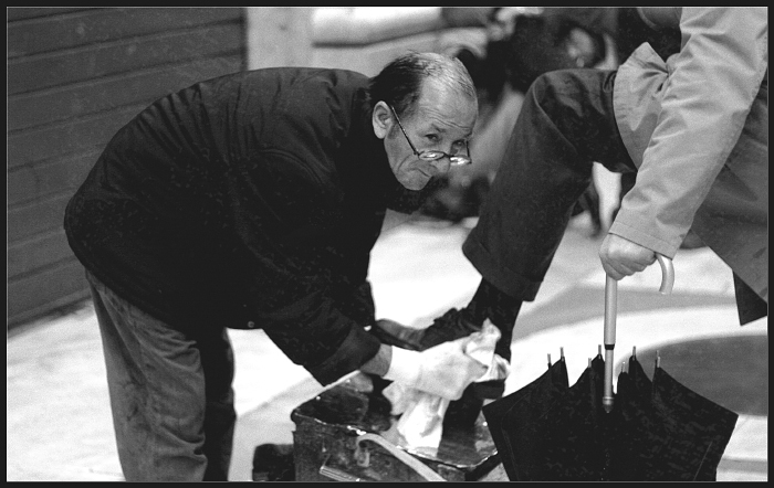 antichi mestieri, lui e le sue scarpe