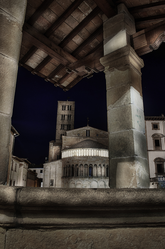 Attraverso una cornice