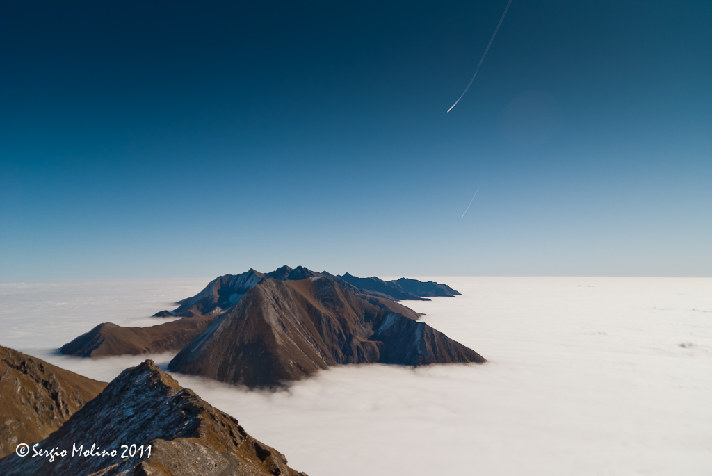 Isola in un mare di nubi
