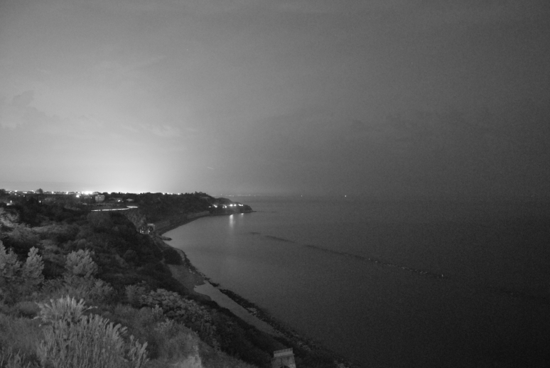 Mare di notte dall'alto