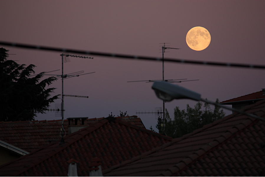 Luna tra i tetti