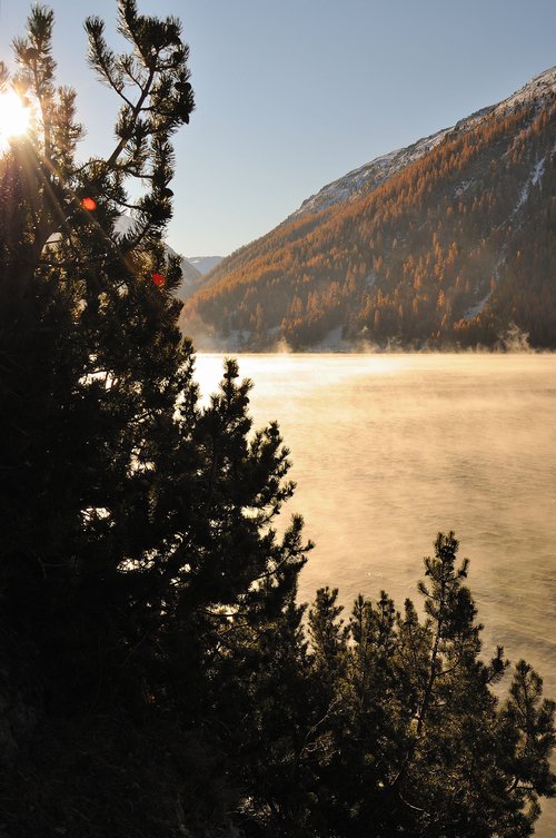 Primi raggi sul lago