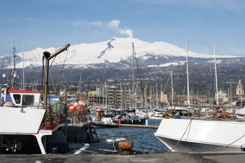 Porto Riposto con sfondo Etna