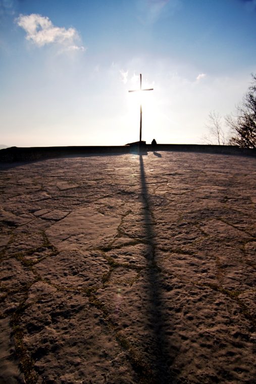 verso una croce che brilla