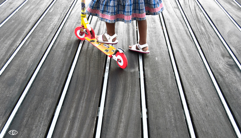 bambina con il monopattino