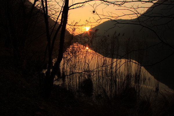 tramonto sul lago