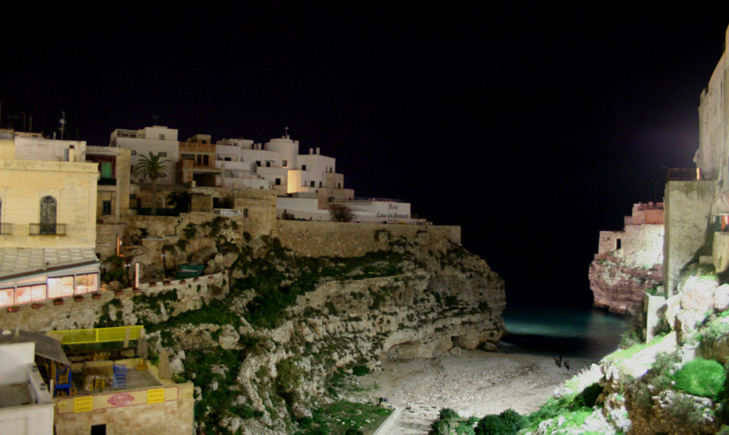 Notturno di un classico scorcio di Polignano a Mare (BA)
