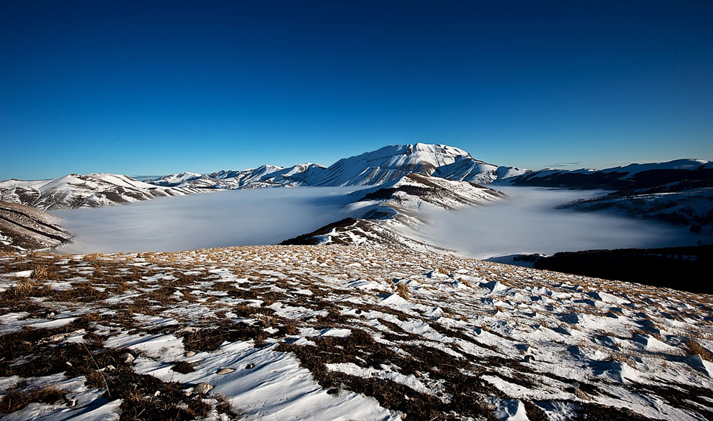 nebbia sulla piana di castelluccio