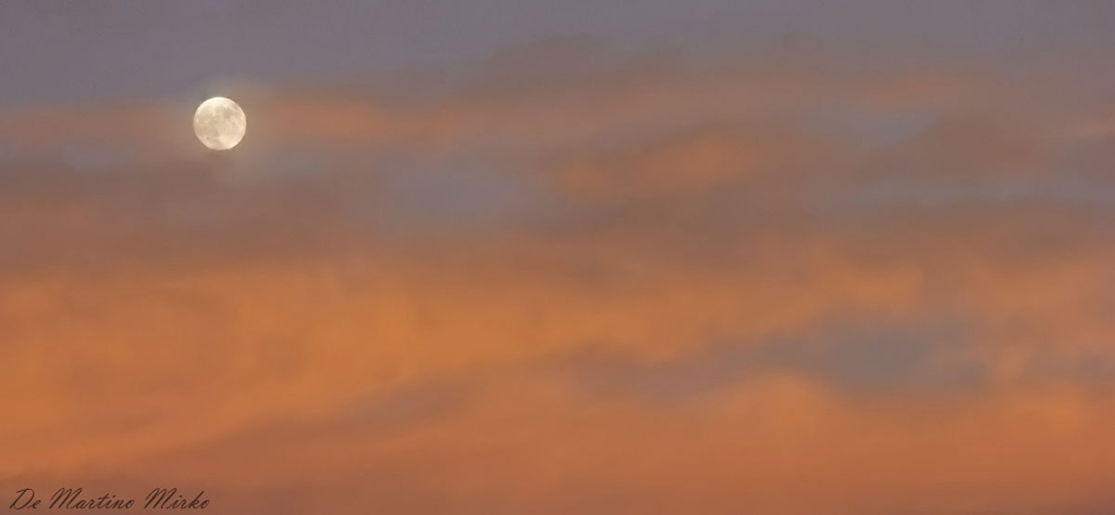 luna al tramonto