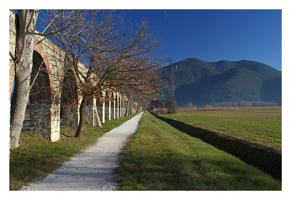 Lungo l'Acquedotto
