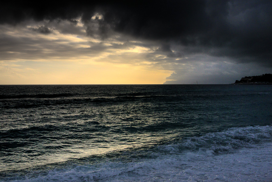 Cos� tra questa immensit� s'annega il pensier mio: e il naufragar m'� dolce in questo mare