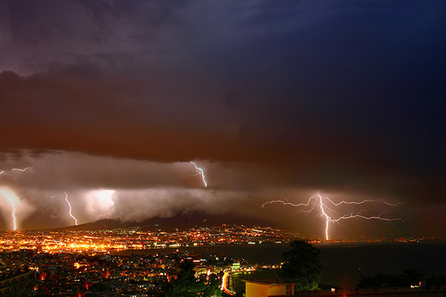 Fulmini su Napoli
