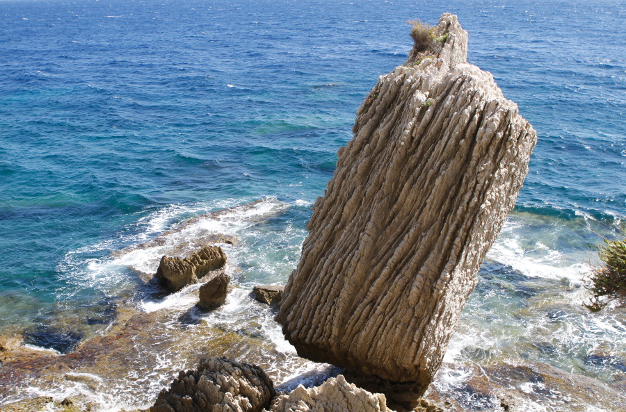 in bilico...sorretto da uno spillo