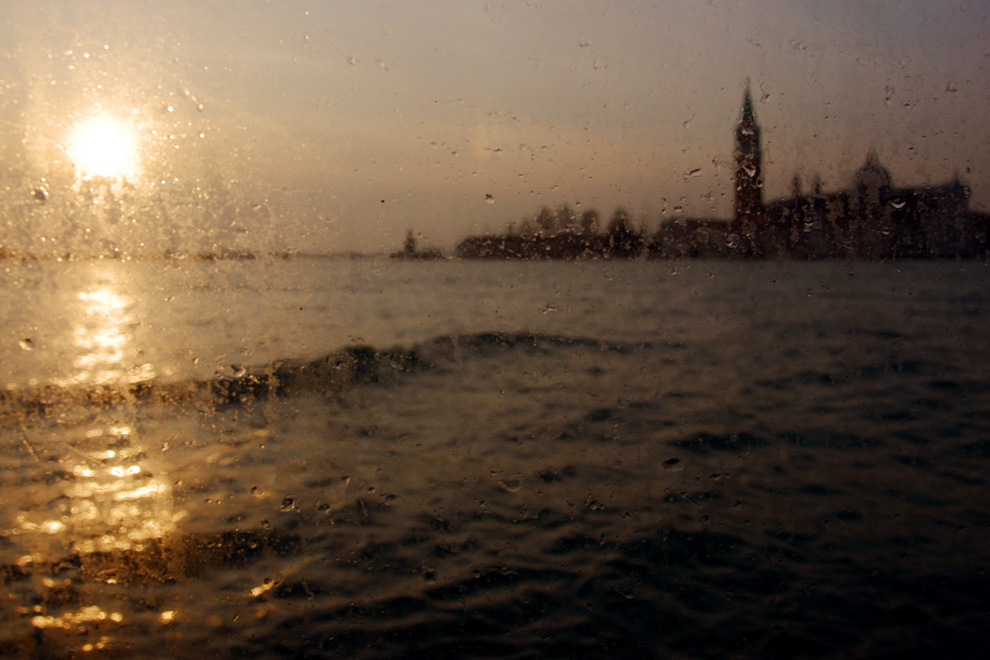 Sguardo dal vetro del vaporetto