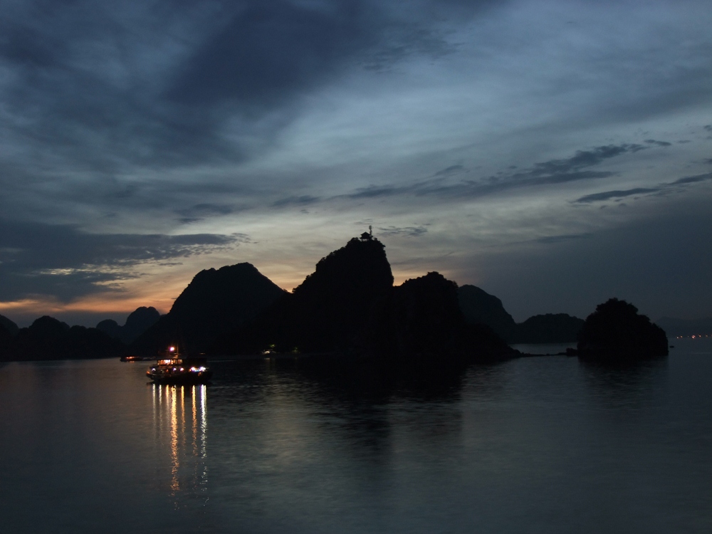 Halong bay sunset - Vietnam