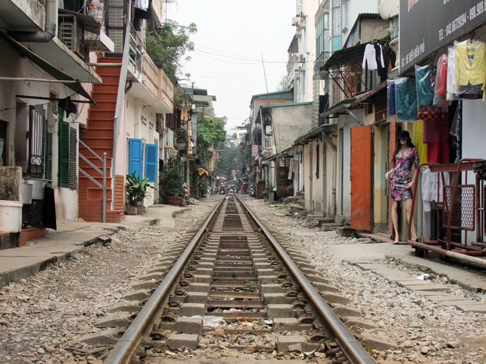 il treno ferma ad ogni stazione .... anzi ... ad ogni portone