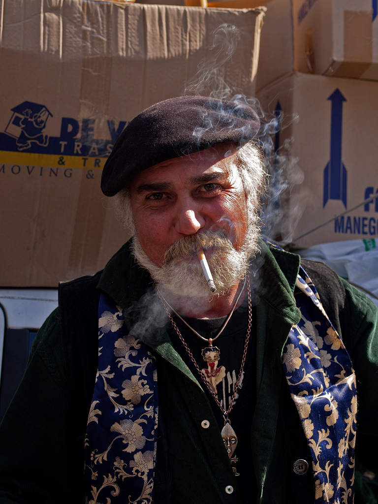 Venditore allo storico mercato romano di Porta Portese