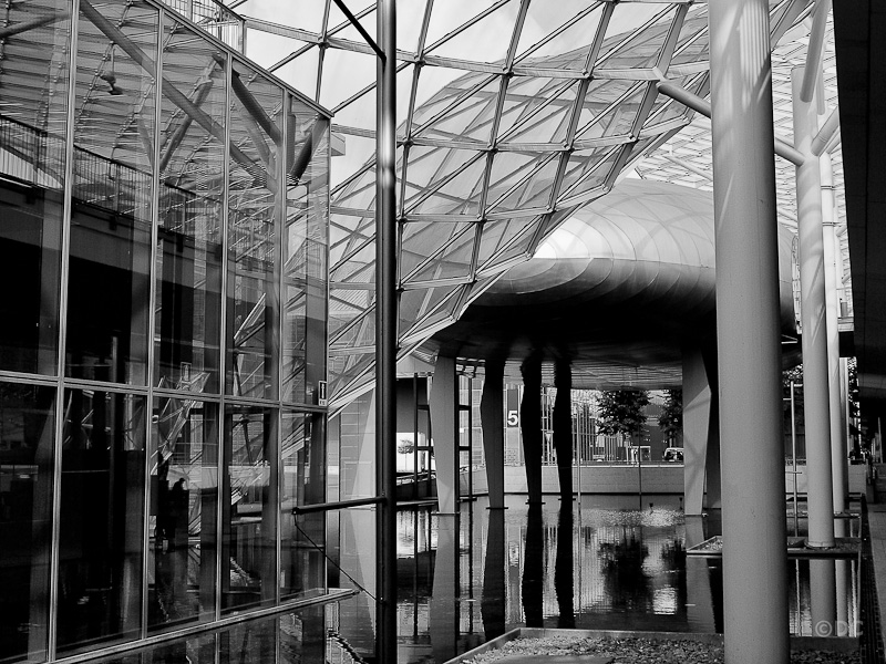 Acciaio, vetro e luce