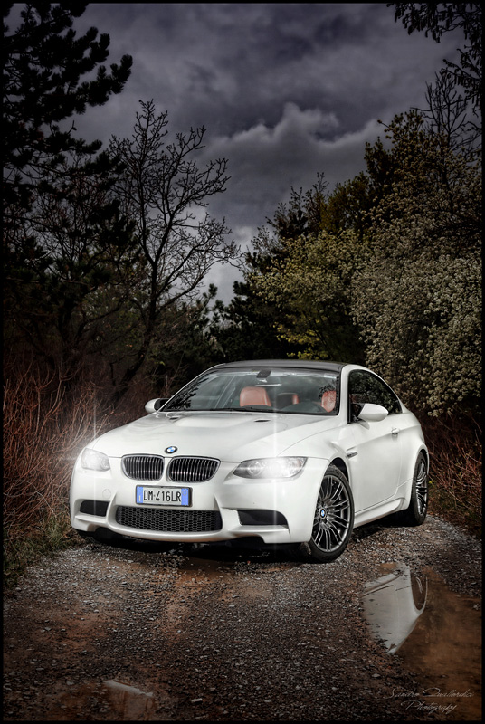 BMW M3 v8 - White in the darkness