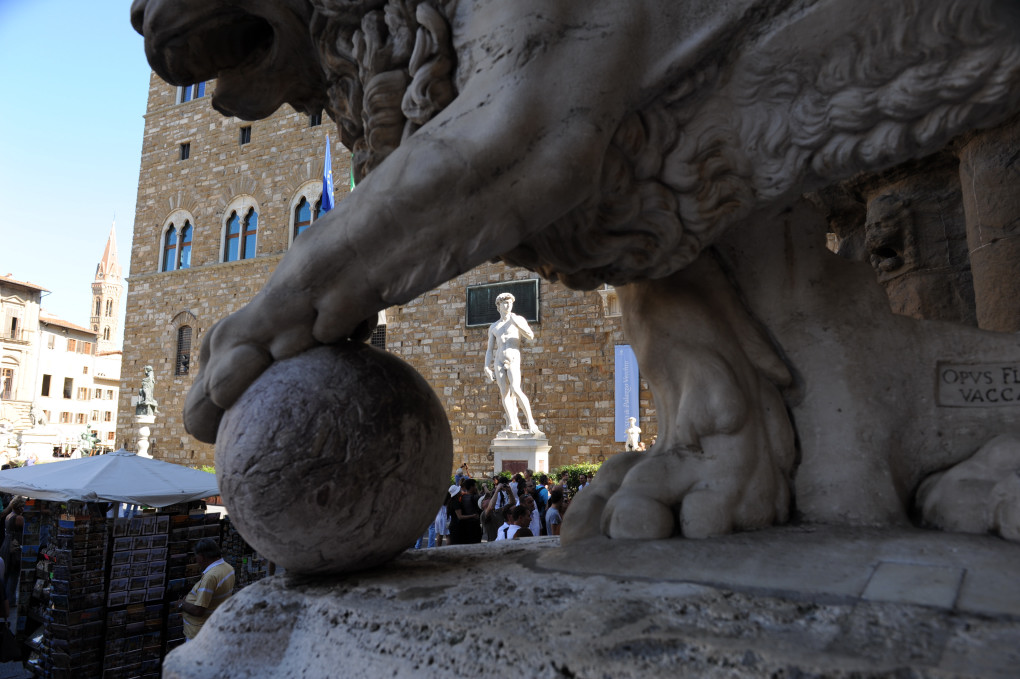 attraverso una cornice