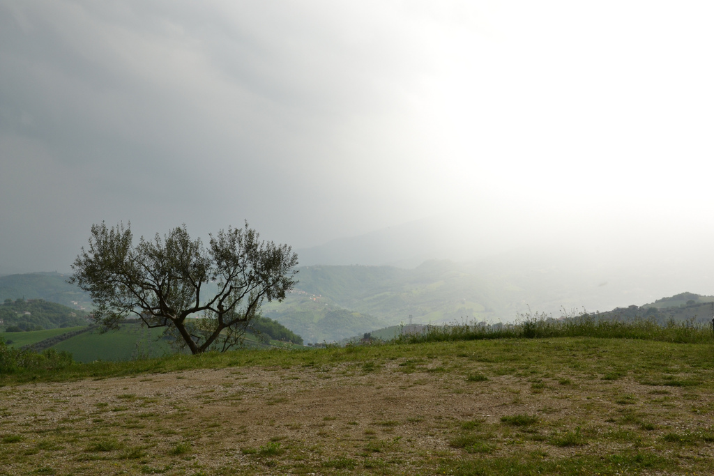 Tempesta al di l� della collina