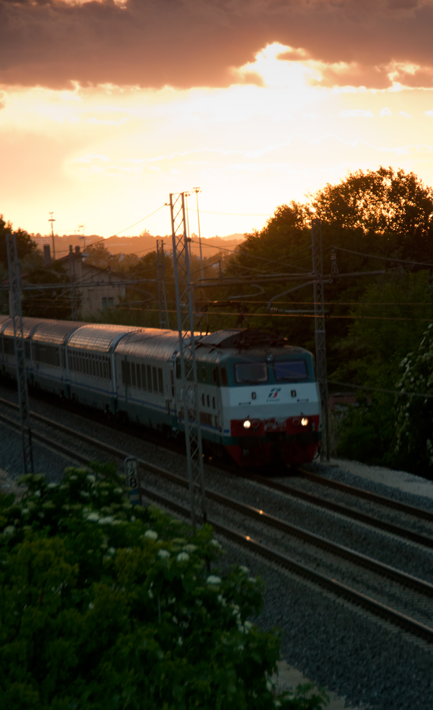 Treno al tramonto