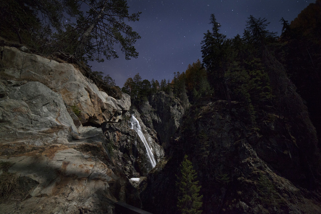 Cascata sotto le stelle