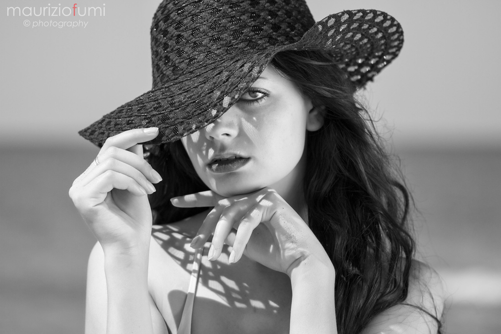 Ti controllo sempre, anche sotto il cappello!