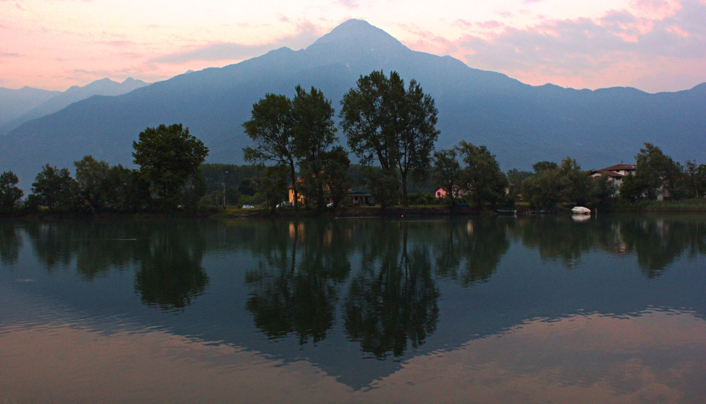 Su un ramo del lago di Como all'alba