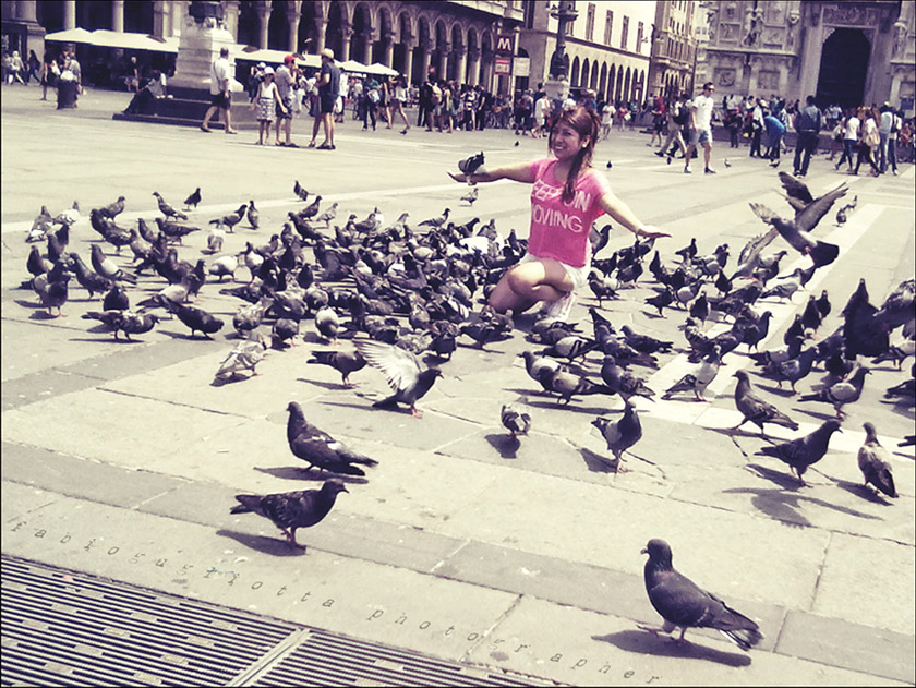 ragazza con piccioni