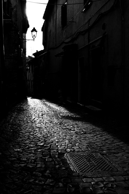 Vicolo controluce b/n