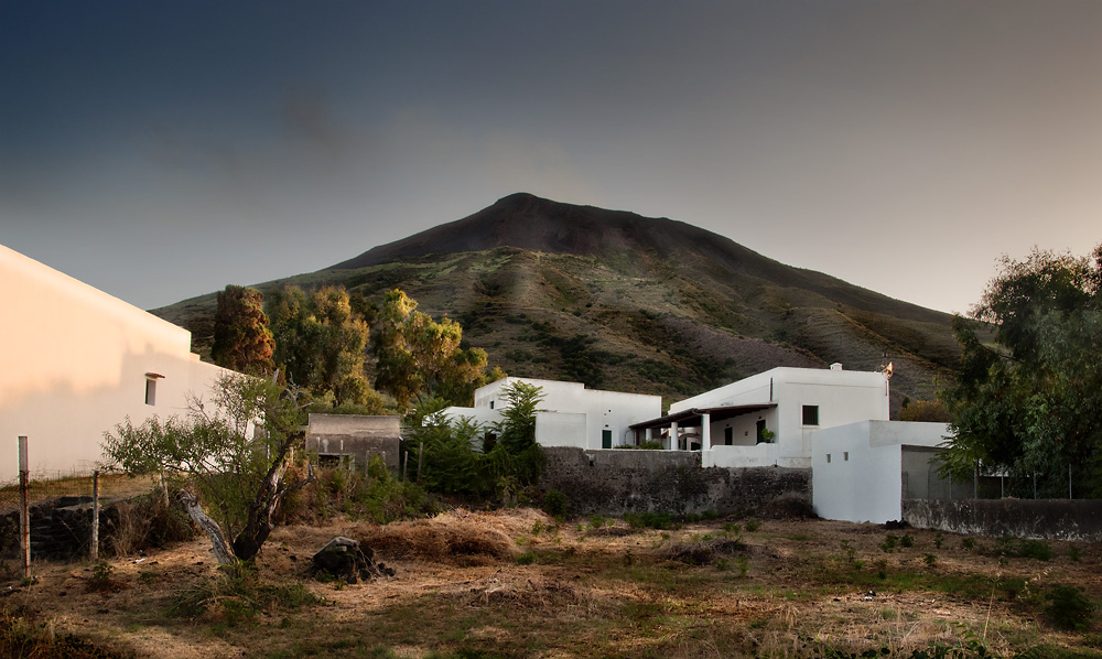Stromboli dietro alle case