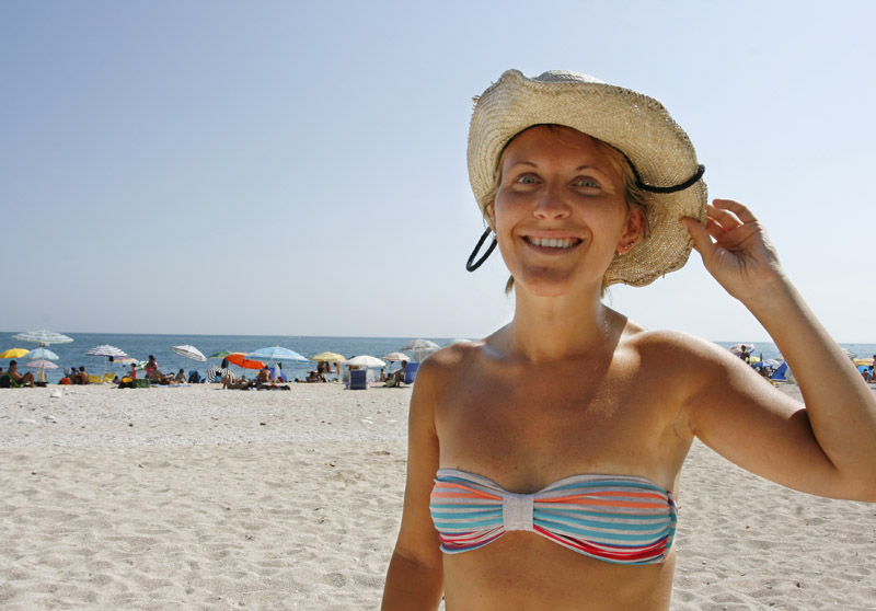 Ila, sorridente sotto il sole