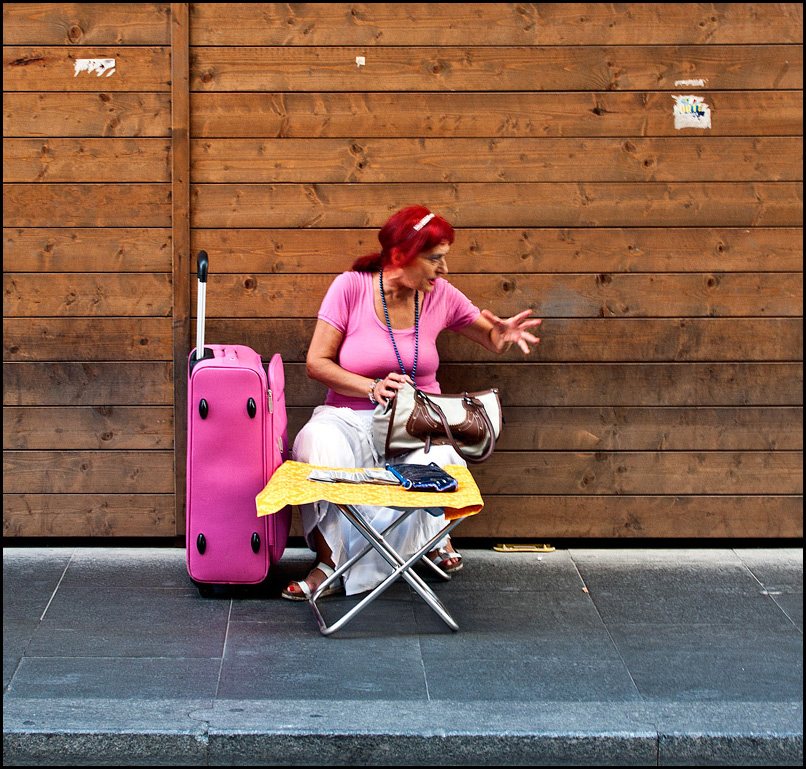 La cartomante parla da sola in attesa dei clienti.