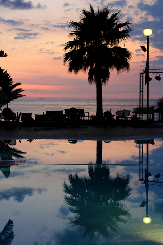 si specchia in piscina ma alle spalle ha il mare - Santa Maria di Ricadi - Capo Vaticano VV