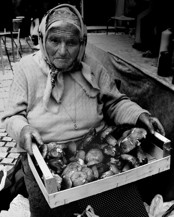 Vendtrice di funghi.