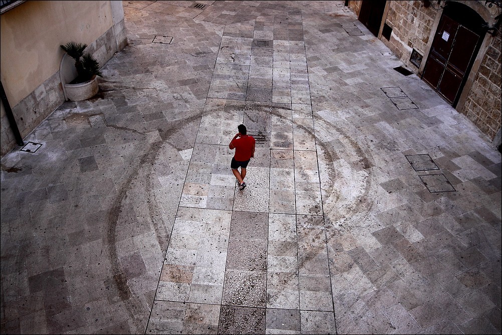 Dall'alto, al centro