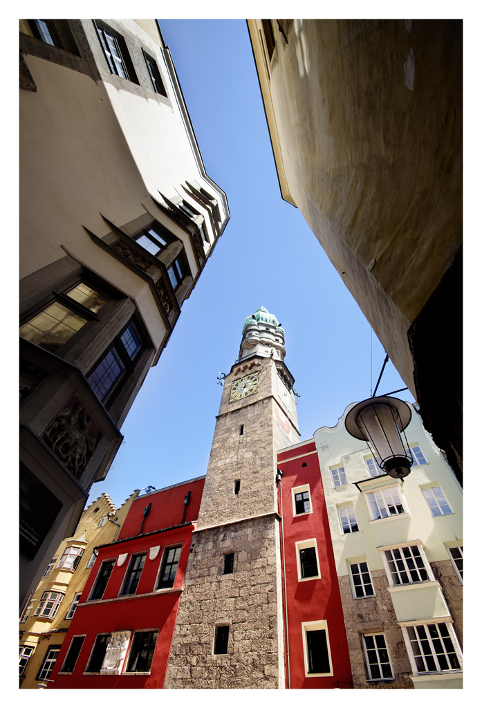 con la testa per aria .....