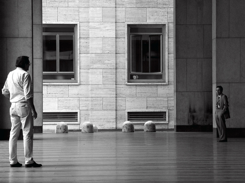 a milano: mantenere le distanze