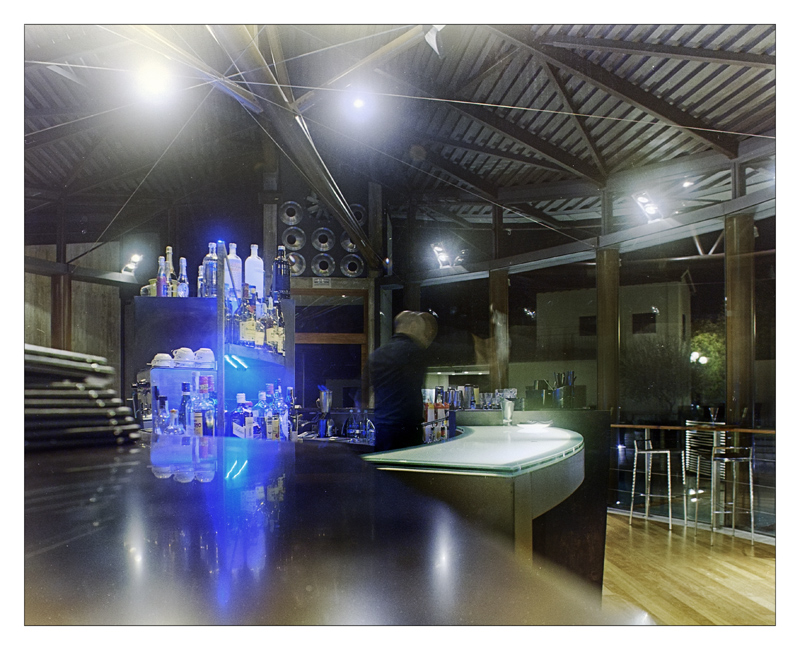 Interno bar di notte
