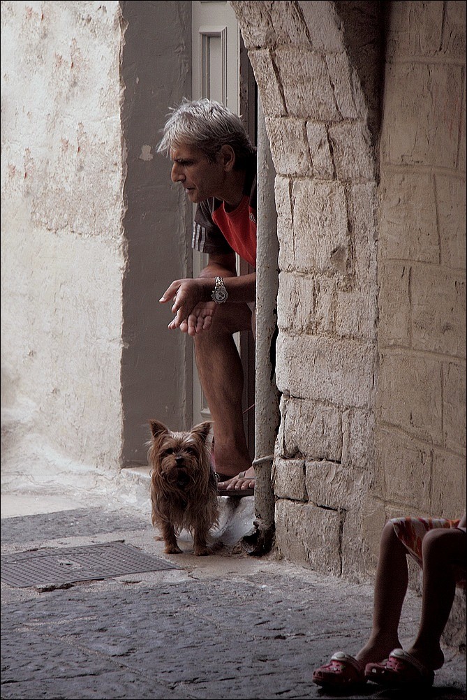 Su il sipario: nel vicolo.