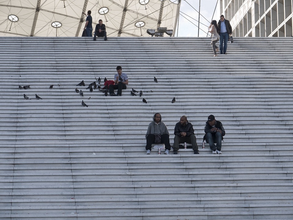 ..... sui gradini del Grand Arch de la Defense - Parigi