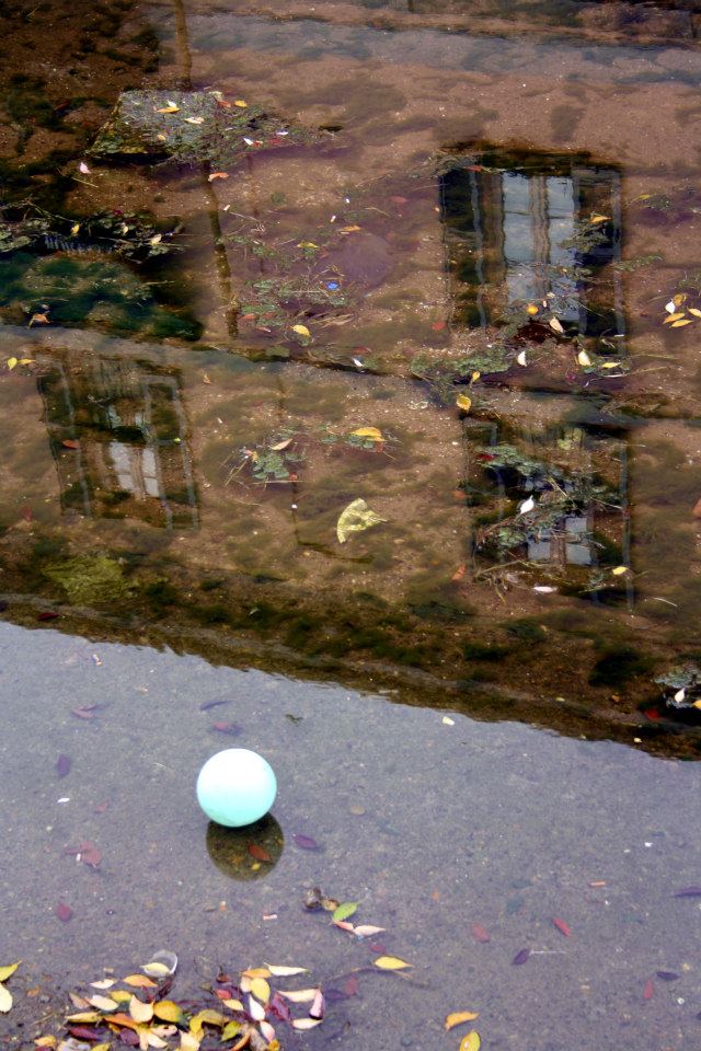 Palloncino nel naviglio grande prosciugato