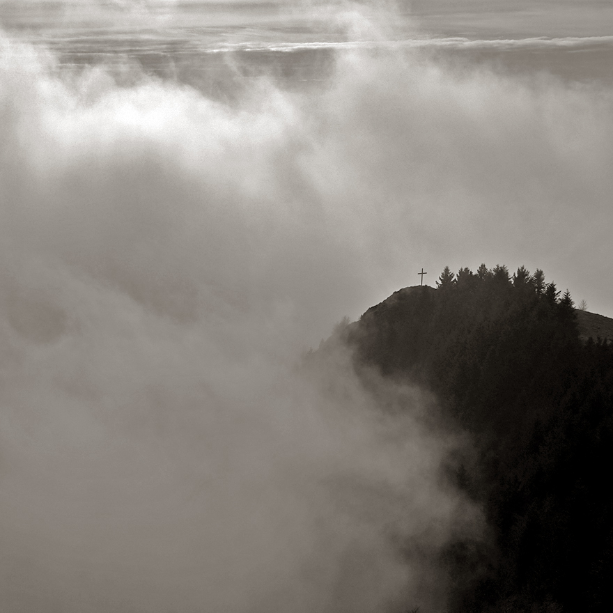 croce tra le nebbie
