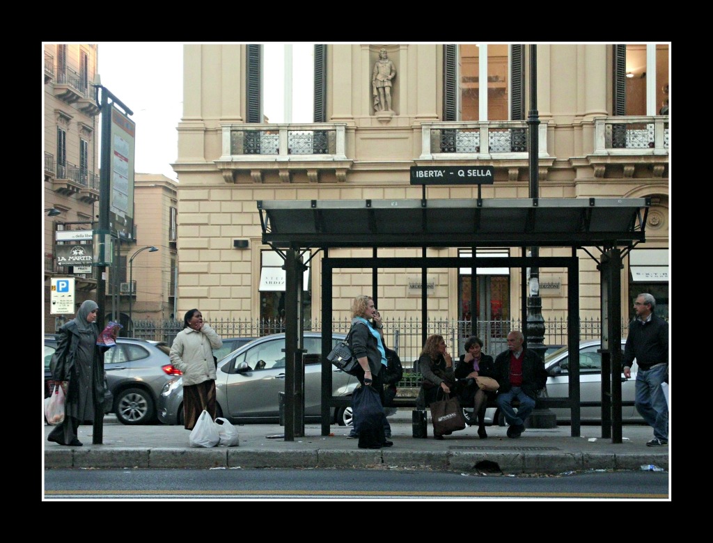 Aspettando l'arrivo del bus . . .