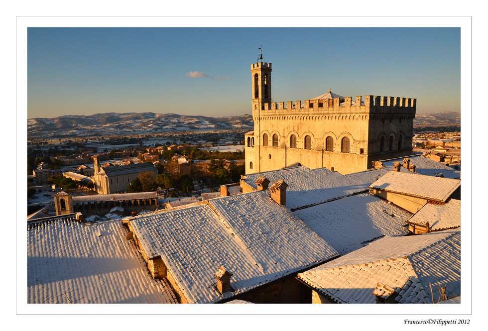 Prima neve sui tetti di Gubbio