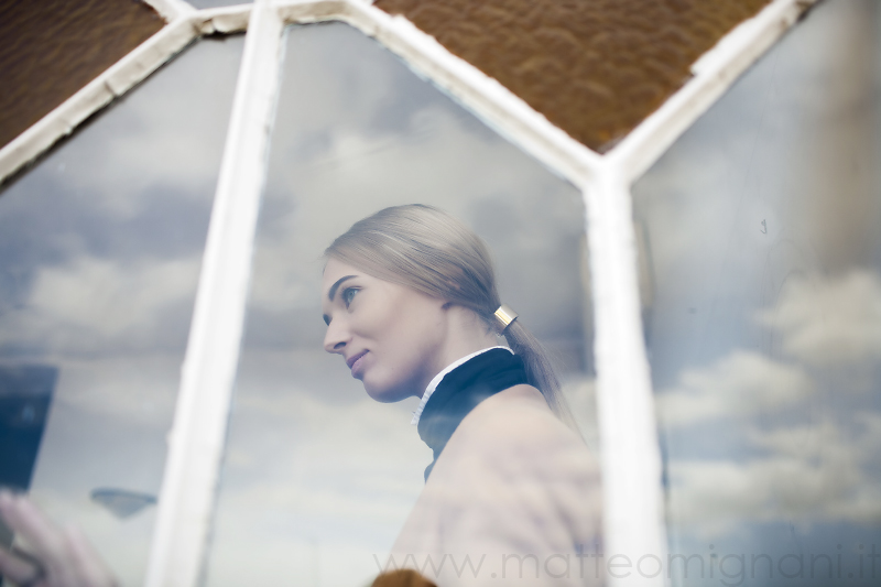 la modella dietro al vetro